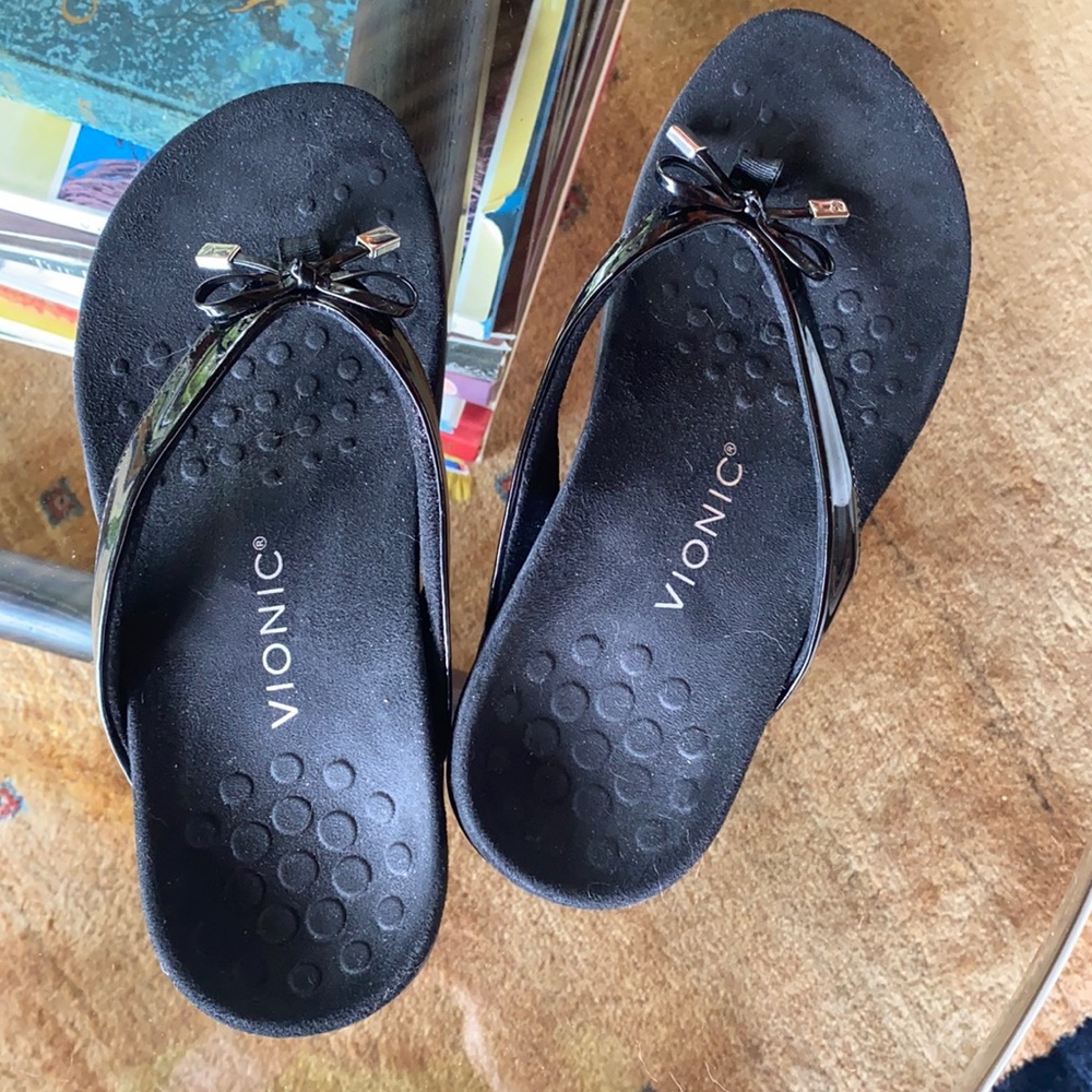 Vionic Adorable Flip Flops Black Patent Leather-